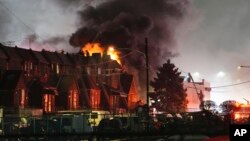 항공기 추락 지점 인근 주택에서 불길이 치솟고 있다. 