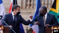 Rais wa Afrika Kusini Cyril Ramaphosa, Kulia, akimpongeza mwenzake Rais Emmanuel Macron baada ya mkutano wa pamoja na waandishi wa habari Pretoria, May 28, 2021. 