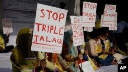 各个社会团体的活动人士抗议在新德里穆斯林社区流行的“三句休妻”的做法。（2017年5月10日）