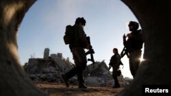 26일 팔레스타인 요르단강 서안 도시 라말라에서 이스라엘 국경 경찰관들이 주택 철거 현장 주변을 지키고 있다. (자료사진)