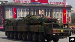 북한이 지난해 4얼 태양절 열병식에서 공개한 신형 장거리 미사일.