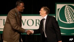 ፎቶ ፋይል፡-ዶ/ር ገቢሳ ኢጀታ እና የማይክሮ ሶፍት መስራችና ባለቤት ቢሊየነሩ ቢል ጌትስ