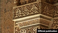 نمایی از ستون های کاخ الحمرا در گرانادای اسپانیا با نقوش اسلامی