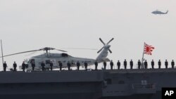 지난해 10월 일본 자위대 병사들이 도쿄 남부에서 열린 해군 행사에 참석했다. (자료사진)