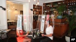 ፎቶ ፋይል፦ ፓሪስ ሬስቶራንት ውስጥ