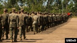 新轮调达尔文的美国海军陆战队员2019年4月24日参加欢迎仪式（美国海军陆战队照片）