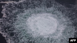 ພາບ​ແຈກ​ຢາຍ​ທີ່​ຖ່າຍ​ໃນ​ວັນ​ທີ 28 ກັນ​ຍາ 2022 ຈາກ​ເຮືອ​ບິນ​ຂອງ​ຍາມ​ຊາຍ​ຝັ່ງ ສວີ​ເດັນ ສະ​ແດງ​ໃຫ້​ເຫັນ ຟອງ​ອາຍ​ແກັ​ສ​ທີ​ຮົ່ວ​ອອກ​ມາ​ທໍ່​ທີ່​ຖືກວາງ​ລະ​ເບີດ​ໃນ​ທະ​ເລ ບາ​ລ​ຕິກ.