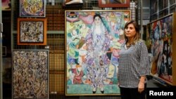 تانیا کوئن اوزیلی، مدیر موزه هنر تل‌آویو، در کنار تابلوی نقاشی «فریدریکه ماریا بیر»، اثر «گوستاو کلیمت» در سال ۱۹۱۶ میلادی و سایر آثار هنری که به پناهگاه زیرزمینی موزه منتقل شده‌اند تا از حملات راکتی در امان باشند.