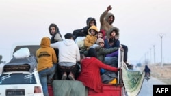 资料照片：叙利亚库尔德人逃离北部城市阿勒颇郊区地段。(2024年12月2日)