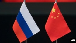 俄罗斯国旗与中国国旗。（资料照）