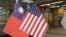 陈列于台北捷运站的装饰性美国和中华民国国旗（美国之音齐勇明摄）