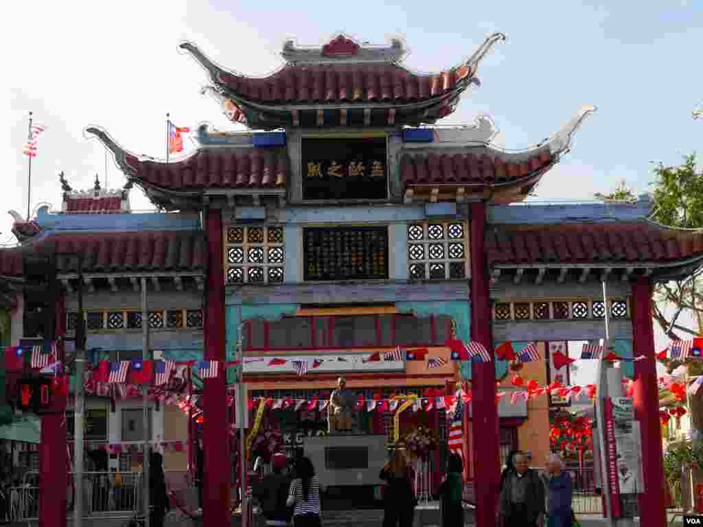 中国城门楼建于1938年（美国之音国符拍摄）