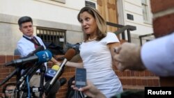 크리스티아 프릴랜드 캐나다 외교장관이 28일 미국 무역대표부 청사 앞에서 기자회견을 하고 있다. 프릴랜드 장관은 미국 무역대표부 로버트 라이트하이저 대표와의 회담이 건설적이었다고 밝혔다. 