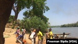 Des sctivités pré-DDR en cours aux abords de la rivière Kotto à Bria, en Centrafrique, le 25 février 2017. (VOA/Freeman Sipila)