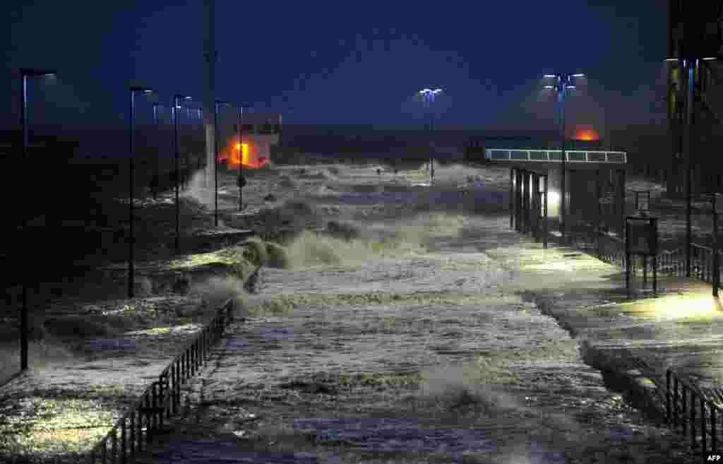 Ombak menerjang pelabuhan di kota Dagebuell, Jerman ketika badai kuat Xaver melanda kawasan Eropa. 
