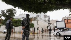 Les forces de sécurité libyennes montent la garde devant l'ambassade italienne à Tripoli le 10 janvier 2017.