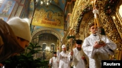 ዩክሬናውያን የኦርቶዶክ ክርስትና ሐይማኖት ተከታዮች  ለመጀመሪያ ጊዜ በዓሉን ዛሬ በፈረንጆች የገና ቀን በማክበር ላይ ናቸው፤ ኬየቩ፣ ዩክሬን 