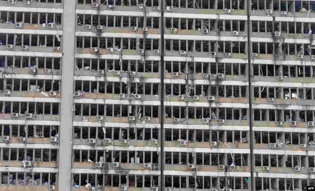 베이루트의 레바논전력 건물 외부가 폭발의 영향으로 파손됐다.