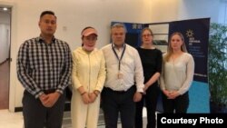 2021年3月30日，一些西方国家外交官会见牛腾宇母亲（左二）时合影（受访者提供照片）