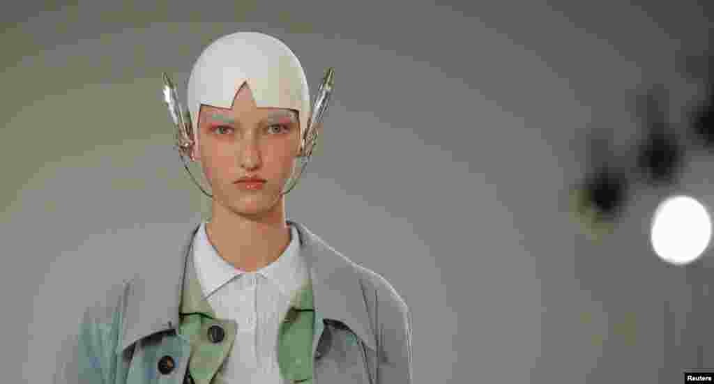 តារា​ម៉ូដែល​បង្ហាញ​ស្នាដៃ​មួយ​ដោយ​អ្នក​រចនាម៉ូដ​លោក John Galliano សម្រាប់​ហាង​បង្ហាញ​ម៉ូដ Maison Margiela ក្នុង​ក្រុង​ប៉ារីស ប្រទេស​បារាំង។&nbsp;