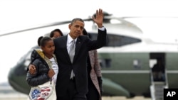 President Barack Obama,Michelle Obama and their daughters Sasha and Malia, walk from Marine One to board Air Force One at Chicago O'Hare International Airport, Nov. 7, 2012, in Chicago.