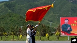 仪仗队为9月3日的大阅兵在中国国家主席习近平的画像前进行演习操练 （2015年8月22日）