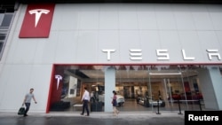 资料照：特斯拉在北京总部外的一处专卖店（2018年7月11日）