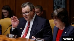 泰斯特参议员和柯林斯参议员在参议院拨款委员会国防小组委员会的听证会上就中国侦察气球事件向证人提问。(2023年2月9日)