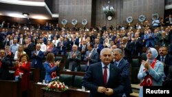 土耳其总理耶尔德勒姆(前)于国会。（资料照片）