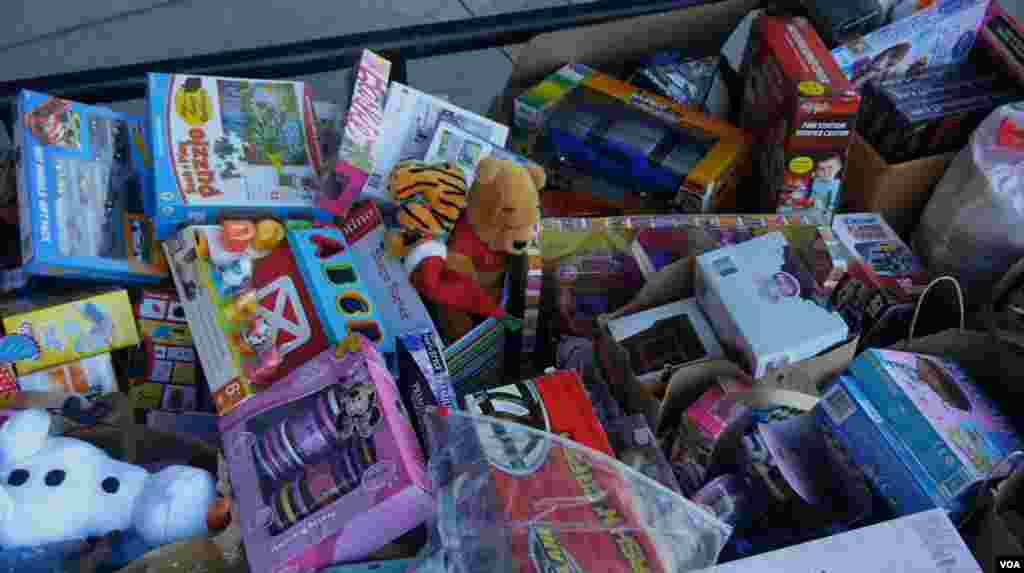 满载一千多件圣诞玩具的卡车（美国之音国符拍摄）