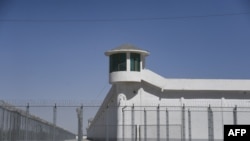资料照：新疆和田郊外一个戒备严密设施里的眺望塔，据信靠近拘押维吾尔人的再教育营。