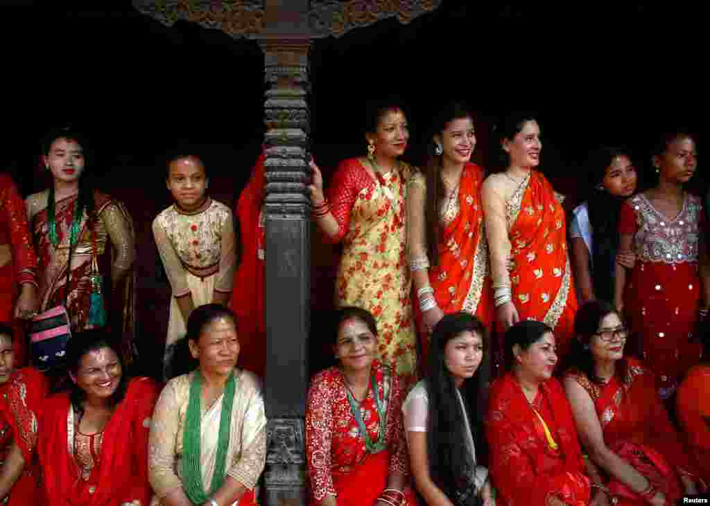 ប្រជាជន​មើល​​ក្រុម​ស្រ្តី​ច្រៀង​និង​រាំ​ក្នុង​ព្រះវិហារ Pashupatinath ក្នុង​ពិធី​បុណ្យ​ Teej ក្នុង​ទីក្រុង​ Kathmandu​ប្រទេសនេប៉ាល់។