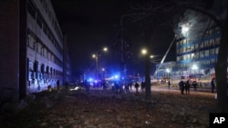 Спасатели работают на месте авиаудара в Запорожье, Украина, 8 января 2025 года.