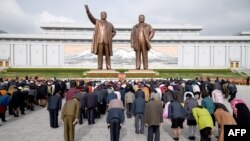 지난 15일 북한 김일성 주석의 생일을 맞아 평양 주민들이 만수대 언덕 김일성, 김정일 동상에 절하고 있다.