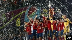 Para pemain tim Spanyol mengangkat Piala Eropa 2012 setelah mengalahkan tim Italia dengan skor telak 4-0 dalam pertandingan final Kiev, Ukraina, Minggu (1/7). 