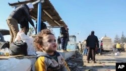 Un enfant syrien a été évacué d'Alep et arrive dans le camp de réfugiés internes de Rashidin, en Syrie, le 20 décembre 2016.