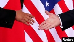 지난해 6월 싱가포르에서 열린 첫 미-북 정상회담에서 도널드 트럼프 미국 대통령(오른쪽)과 김정은 북한 국무위원장이 악수하고 있다.