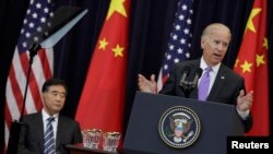 Wapres AS, Joe Biden (kanan) menyampaikan sambutannya dalam pembukaan Dialog Ekonomi dan Strategi AS-China di kantor Kementrian Luar Negeri AS, di Washington DC (10/7).