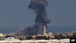 Israel setuju menghentikan serangan di Gaza selama 5 jam hari Kamis (17/7), sementara korban tewas mencapai 213 orang.
