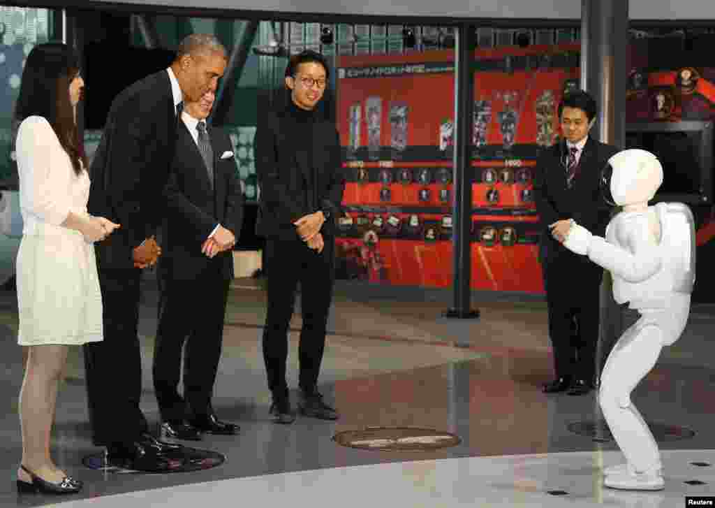 Presiden AS Barack Obama (kedua dari kiri) membungkuk kepada robot &quot;Asimo&quot; saat mengunjungi Miraikan atau Museum Ilmu Pengetahuan dan Inovasi di Tokyo, Jepang.