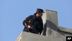 守卫在喀布尔一处自杀袭击现场的阿富汗安全部队成员。（2015年11月28日）