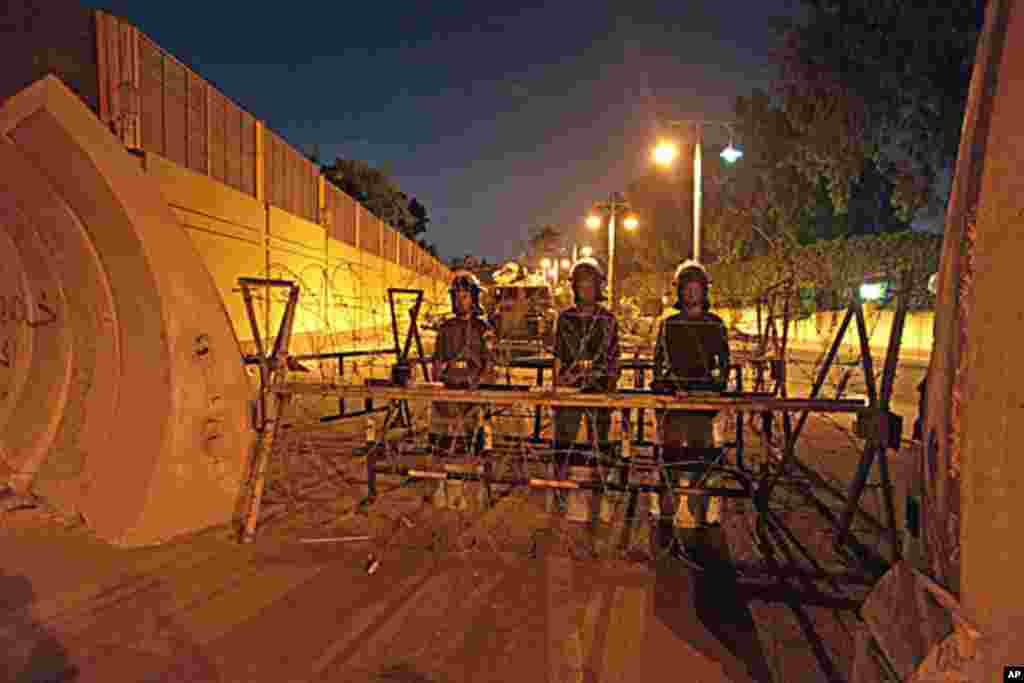 2013年7月2日，埃及军人守卫在开罗总统府入口。