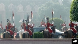 印度仪仗兵列队迎接奥巴马总统专车