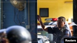 17일 부검을 위해 김정남 시신이 안치된 말레이시아 쿠알라룸푸르 병원 영안실 입구를 경찰이 지키고 있다.