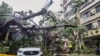 ภาพจากสำนักข่าว Central News Agency (CNA) ของไต้หวันเมื่อวันที่ 31 ต.ค. แสดงให้เห็นสภาพรถคันหนึ่งที่ถูกต้นไม้โค่นลงทับ ในเมืองนิวไทเป หลังไต้ฝุ่น "กองเร็ย" เคลื่อนเข้าใกล้ชายฝั่งเมืองไท่ตง