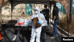 在美国科罗拉多州丹佛市，医护人员正在为怀疑自己感染新冠病毒的人建立一个由州卫生部门运营的检测站。（ 2020年3月11日）