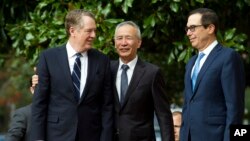 中国副总理刘鹤和美国贸易代表莱特希泽与财政部长姆努钦2019年10月10日在华盛顿会见记者。