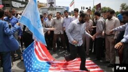 هر سال در راهپیمایی روز قدس روی پرچم آمریکا راه می روند و آن را آتش می زنند.