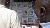 Les Camerounais lisent les pages des journaux à Yaoundé, le 10 octobre 2011.