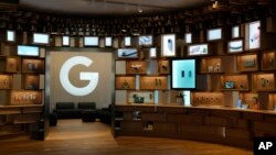 ARHIVA - Artikli u Guglovoj prodavnici u Kaliforniji, 11. oktobra 2023.